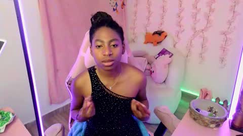 Snapshot of queen_perla_ chatting on December 18, 8:04 pm online show from December 18, 8:04 pm