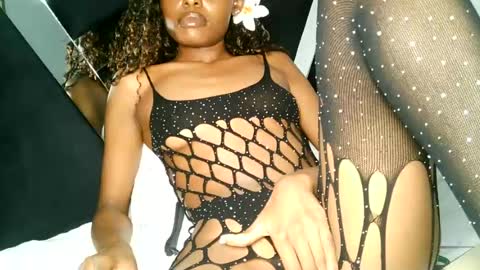 Snapshot of queen_sashavixen chatting on June 13, 6:06 pm queen_sashavixen online show from June 13, 6:06 pm
