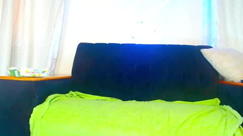 Snapshot of queen_zoe01 chatting on December 14, 9:14 am queen_zoe01 online show from December 14, 9:14 am