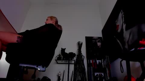 Snapshot of queencatsnow chatting on February 26, 8:02 am Misscatsnow online show from February 26, 8:02 am