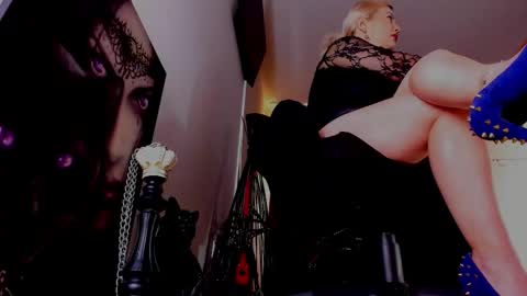 Snapshot of queencatsnow chatting on March 13, 8:10 am Misscatsnow online show from March 13, 8:10 am