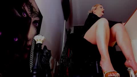 Snapshot of queencatsnow chatting on March 23, 8:13 pm Misscatsnow online show from March 23, 8:13 pm