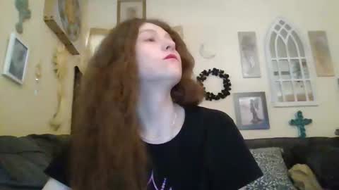 Snapshot of queencrimsonlvx chatting on April 24, 10:01 pm queencrimsonlvx online show from April 24, 10:01 pm