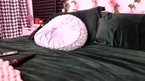 Queen De La Ranch online show from November 6, 7:59 pm