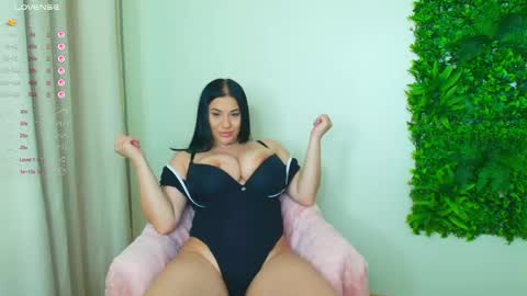 Snapshot of queenevamariaa chatting on April 23, 8:11 pm Help me to reach 150 K followers online show from April 23, 8:11 pm
