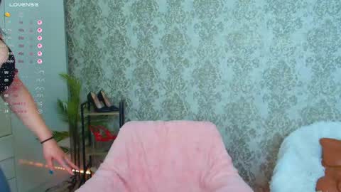 Snapshot of queenevamariaa chatting on May 8, 1:11 am Help me to reach 150 K followers online show from May 8, 1:11 am
