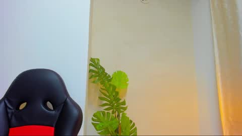 Snapshot of queengrett chatting on April 5, 4:04 pm Queen online show from April 5, 4:04 pm