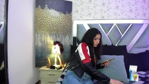 Snapshot of queenjenn__ chatting on May 7, 3:45 am QUEENJEENN online show from May 7, 3:45 am