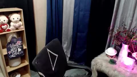 Snapshot of queenofcum169xx chatting on December 2, 4:57 pm Mikka online show from December 2, 4:57 pm