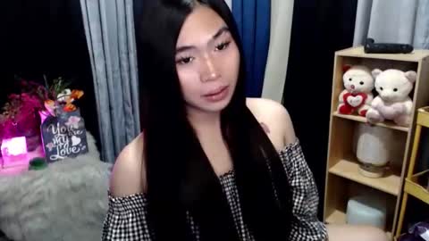Snapshot of queenofcum169xx chatting on May 4, 5:42 pm Mikka online show from May 4, 5:42 pm