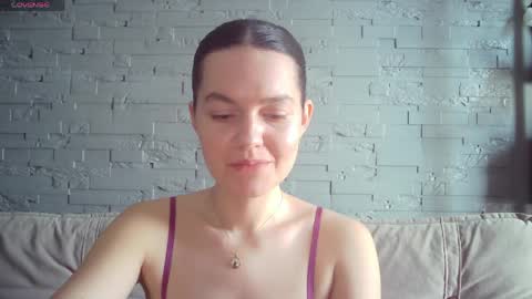 Snapshot of queenofmodels chatting on April 3, 6:00 am QueenOfModels online show from April 3, 6:00 am