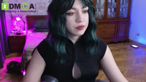 Snapshot of queenofwandss chatting on January 6, 10:12 pm follow my new insta online show from January 6, 10:12 pm