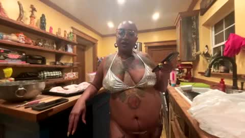 Queen Hilarity online show from August 3, 1:26 am