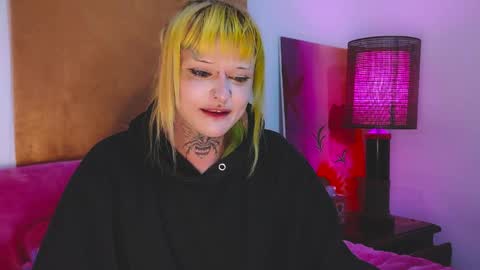 Snapshot of queer_burrito chatting on April 5, 3:04 am Sky Burrito online show from April 5, 3:04 am