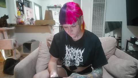 Snapshot of queer_burrito chatting on April 19, 10:23 pm Sky Burrito online show from April 19, 10:23 pm
