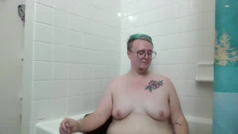 Snapshot of queerlyjaz chatting on September 14, 6:40 pm queerlyjaz online show from September 14, 6:40 pm