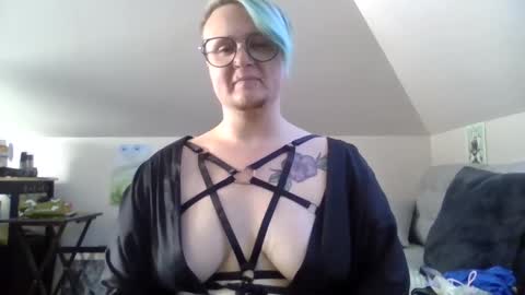 Snapshot of queerlyjaz chatting on September 17, 12:12 am queerlyjaz online show from September 17, 12:12 am