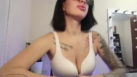 Snapshot of quiet_smile chatting on December 15, 10:19 am quiet_smile online show from December 15, 10:19 am