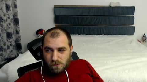 Snapshot of r0bila chatting on December 4, 9:35 pm R0bila online show from December 4, 9:35 pm