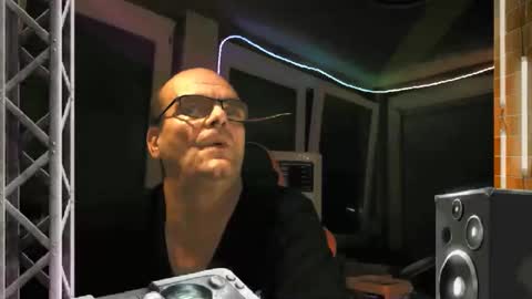 Snapshot of r_2d2_ chatting on October 13, 7:36 pm dj mike online show from October 13, 7:36 pm