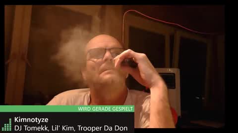 Snapshot of r_2d2_ chatting on November 19, 11:27 pm dj mike online show from November 19, 11:27 pm