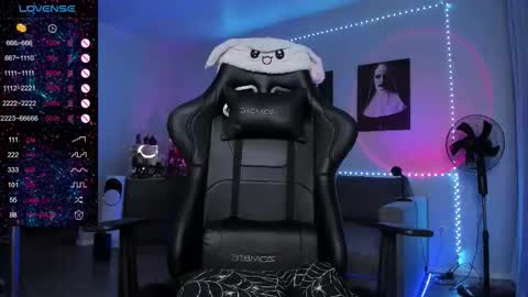 Snapshot of rachelqueen_ chatting on October 3, 10:12 am  Miko Pleasee help me get 100 likes online show from October 3, 10:12 am