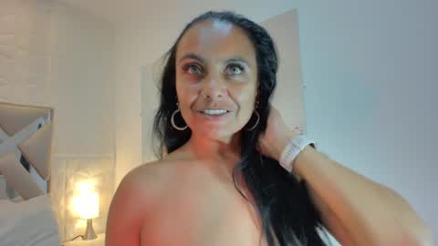Raquel Moore  online show from January 11, 1:22 pm