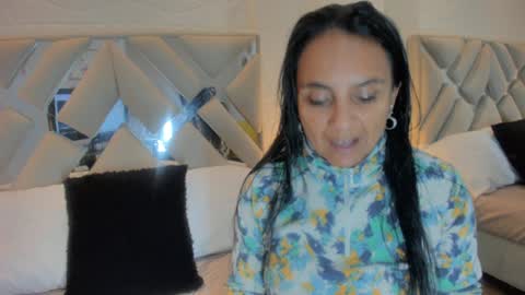 Raquel Moore  online show from February 3, 11:05 pm