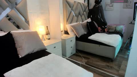 Snapshot of raquel_moore chatting on October 27, 11:47 am Raquel Moore  online show from October 27, 11:47 am