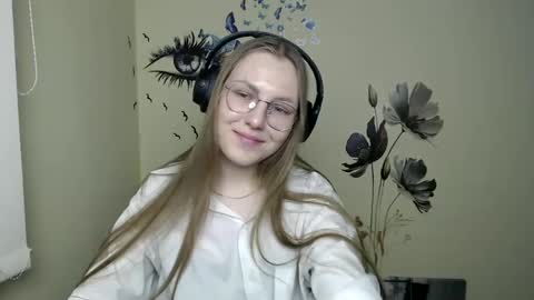 raspberry0101 online show from December 6, 7:45 pm