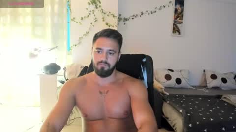 Snapshot of raulmaxel chatting on July 4, 2:29 am RaulMaxel online show from July 4, 2:29 am