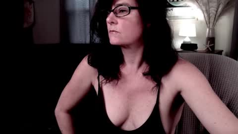 Snapshot of raven_feathers chatting on April 19, 9:50 pm Roxanneredlight59 online show from April 19, 9:50 pm
