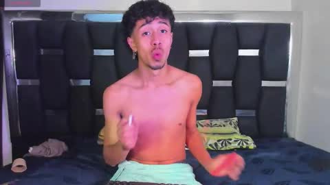 Snapshot of raydevil_ chatting on February 27, 10:32 pm Rayn online show from February 27, 10:32 pm