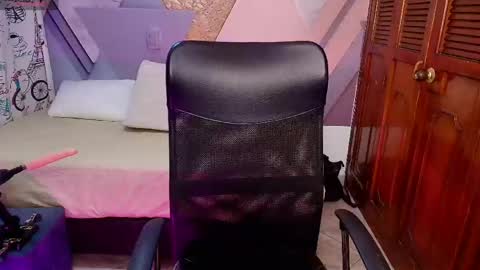 raylin_escobar online show from May 4, 12:12 pm