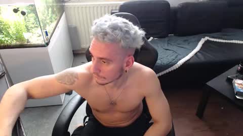 Rayzel online show from January 11, 2:11 pm