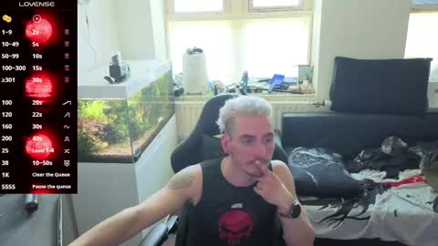 Rayzel online show from April 30, 11:38 am