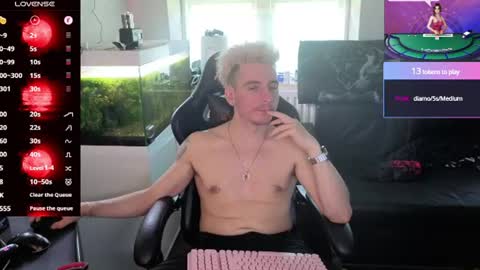Rayzel White online show from June 18, 4:33 pm