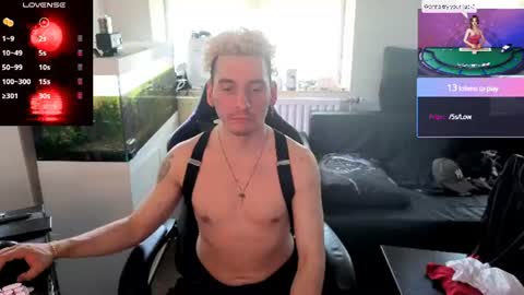 Rayzel White online show from July 2, 12:11 pm