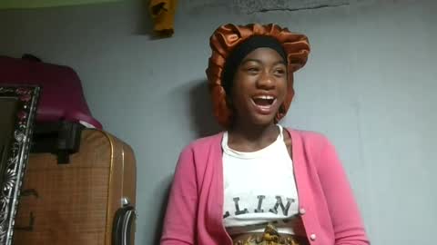 Snapshot of razafy922472 chatting on June 21, 8:17 am razafy922472 online show from June 21, 8:17 am