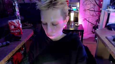 Snapshot of raziel_haze chatting on December 3, 7:54 am Yrriel Strife Candy-Demon Caveboy mr. Cringe online show from December 3, 7:54 am