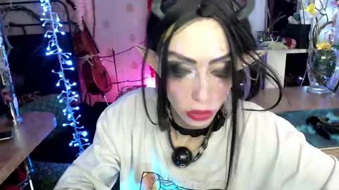 Snapshot of raziel_haze chatting on December 3, 11:01 am Yrriel Strife Candy-Demon Caveboy mr. Cringe online show from December 3, 11:01 am