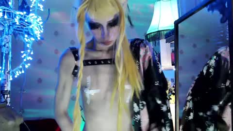 Snapshot of raziel_haze chatting on December 14, 12:22 am Yrriel Strife Candy-Demon Caveboy mr. Cringe online show from December 14, 12:22 am