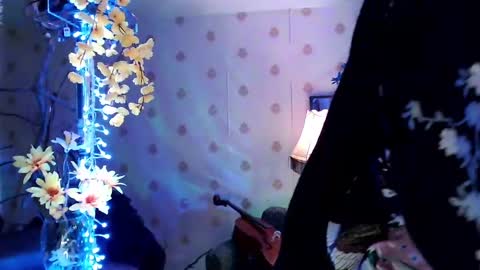 Snapshot of raziel_haze chatting on December 14, 12:33 pm Yrriel Strife Candy-Demon Caveboy mr. Cringe online show from December 14, 12:33 pm