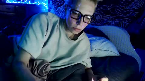 Snapshot of raziel_haze chatting on December 31, 3:55 am Yrriel Strife Candy-Demon Caveboy mr. Cringe online show from December 31, 3:55 am