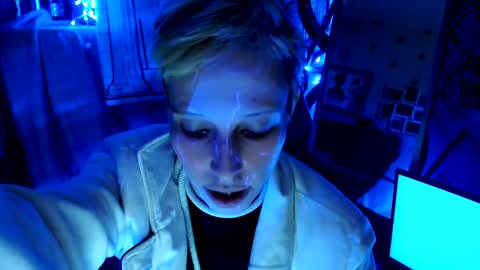 Snapshot of raziel_haze chatting on January 9, 2:18 pm Yrriel Strife Candy-Demon Caveboy mr. Cringe online show from January 9, 2:18 pm