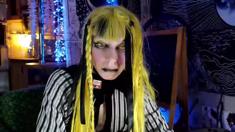 Snapshot of raziel_haze chatting on January 20, 10:04 pm Yrriel Strife Candy-Demon Caveboy mr. Cringe online show from January 20, 10:04 pm