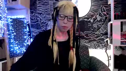 Snapshot of raziel_haze chatting on February 23, 7:11 am Yrriel Strife Candy-Demon Caveboy mr. Cringe online show from February 23, 7:11 am