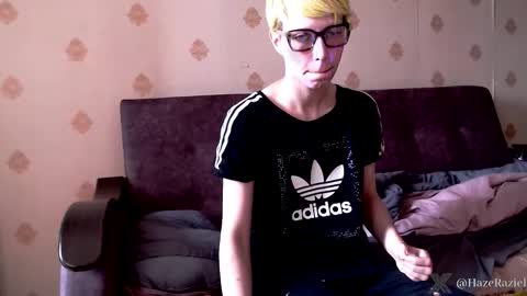 Snapshot of raziel_haze chatting on September 17, 9:33 am Yrriel Strife Candy-Demon Caveboy mr. Cringe online show from September 17, 9:33 am