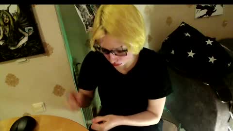 Snapshot of raziel_haze chatting on April 10, 8:35 pm Yrriel Strife Candy-Demon Caveboy mr. Cringe online show from April 10, 8:35 pm