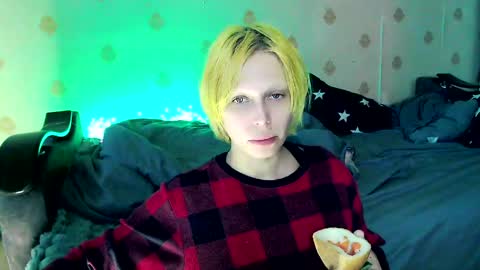 Snapshot of raziel_haze chatting on April 19, 6:56 am Yrriel Strife Candy-Demon Caveboy mr. Cringe online show from April 19, 6:56 am